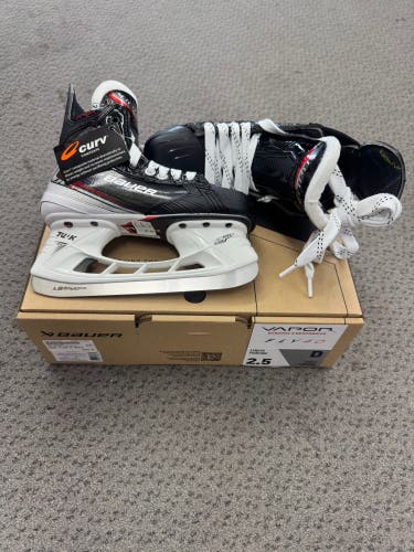 Bauer Vapor Fly40 Hockey Skates Regular Width Size 2.5 (New)