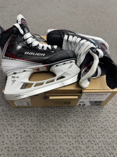 Bauer Vapor Fly40 Hockey Skates Extra Wide Width Size 3 (New)