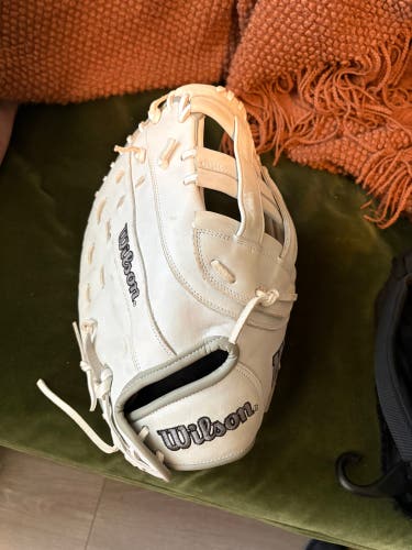 Wilson A1000 RH First Base Softball Glove 12.5"