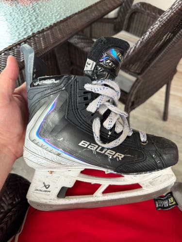 2025 Bauer Vapor Flylite Hockey Skates Regular Width Size 3.5 (Used)
