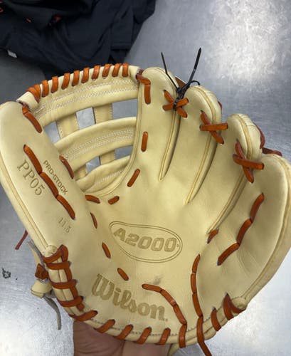 Wilson RHT A2000 Baseball Glove 11.5" **New**
