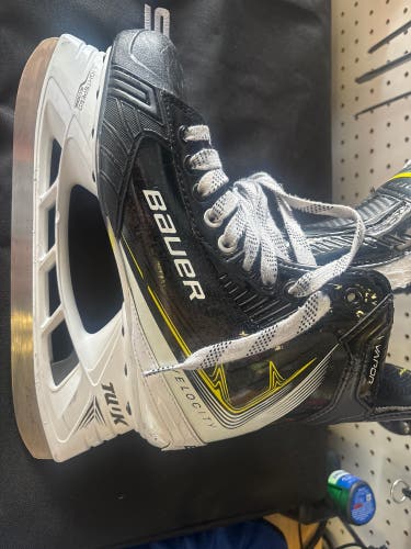 Black/White 2025 Bauer Vapor XVelocity Hockey Skates Regular Width 8 (Used)