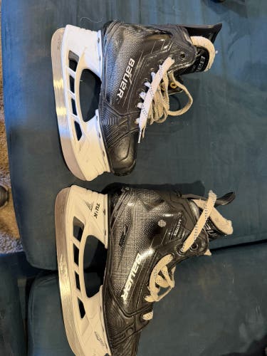 Black/Gray Bauer Supreme Matrix Hockey Skates Size 4 (Used)