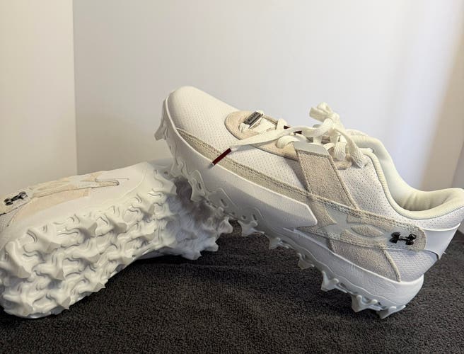 White Men's Size M 9.5 (W 10.5) Adult Under Armour Low Top Molded Cleats (New)