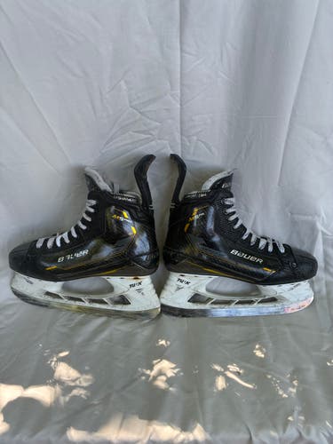 Black Bauer Supreme M5 Pro Hockey Skates Size 5.5 (Used)