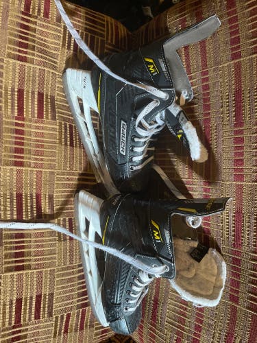 2022 Bauer Supreme M1 Hockey Skates Size 5 (Used)