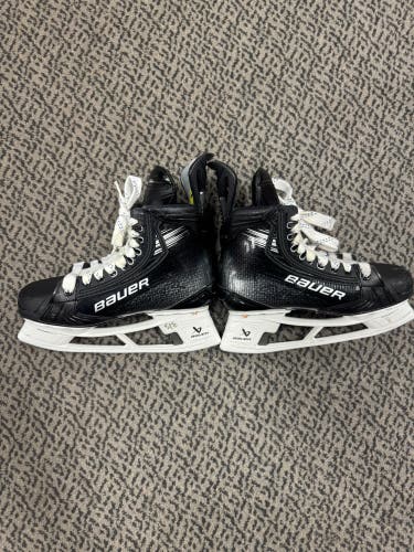 Custom Black Bauer Vapor Hyperlite Hockey Skates Size 5 (Used)