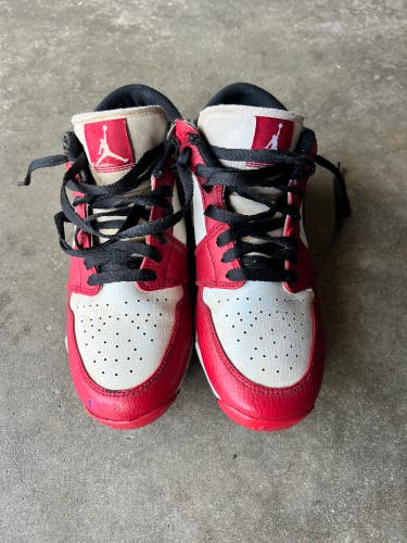 Red Kid's 6Y (Big Kids / Youth) Air Jordan Low Top Molded Cleats (Used)