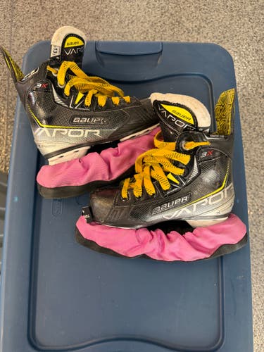 Black Bauer Hockey Skates 13.5 (Used)