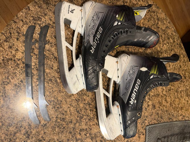 Bauer Vapor Hyperlite 2 Hockey Skates 7.5 (Used)