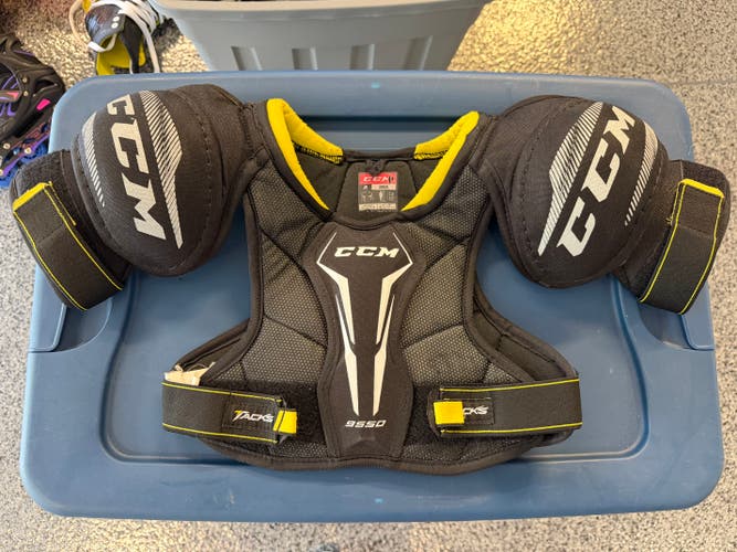 Small Youth CCM Tacks 9550 Shoulder Pads (Used)