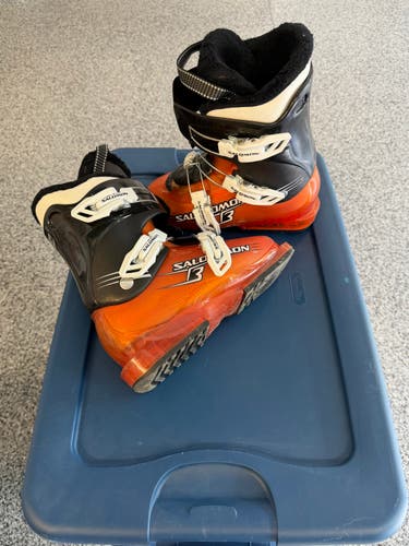 Mondo 22 & 22.5 Kid's Salomon All Mountain Ski Boots (Used)