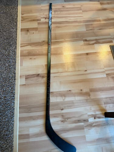 Intermediate Bauer Vapor Hyperlite 2 Right Handed Hockey Stick P92 55 Flex (Used)