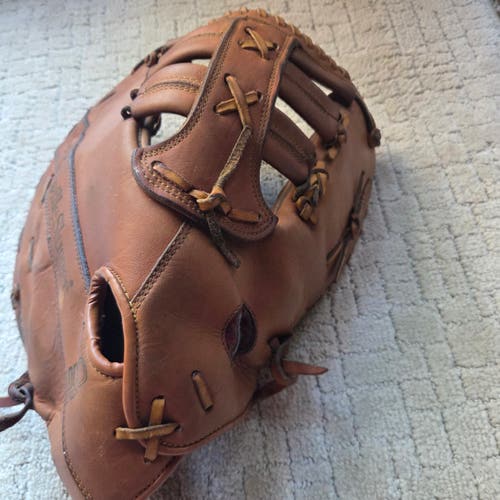 Louisville Slugger RH First Base TPS Baseball Glove 12" Nice, Game Ready, All Leather glove