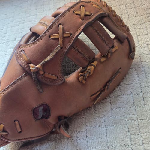 Louisville Slugger RH First Base TPS Baseball Glove 12" Nice, Game Ready, All Leather glove