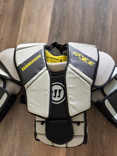 Small / Medium Warrior Ritual RX3 E Goalie Chest Protector (Used)