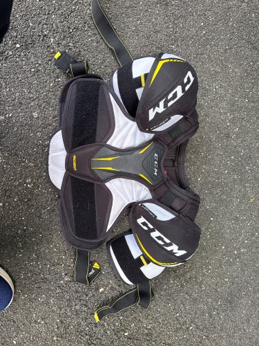 Men's Large Junior CCM Tacks 9060 Shoulder Pads (Used)