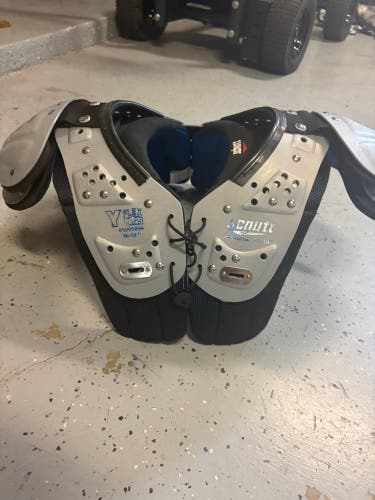 Medium Youth Schutt Y Flex 4.2 Shoulder Pads (Used)