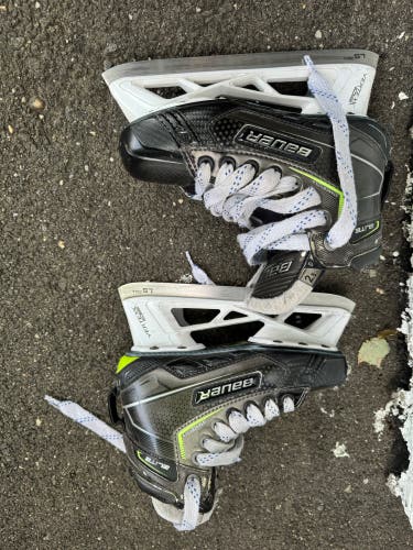 2021 Bauer Elite Hockey Goalie Skates Regular Width Size 2.5 (Used)