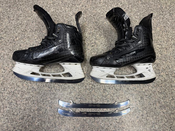 2022 Bauer Supreme Mach Hockey Skates Size 5.5 (Used)