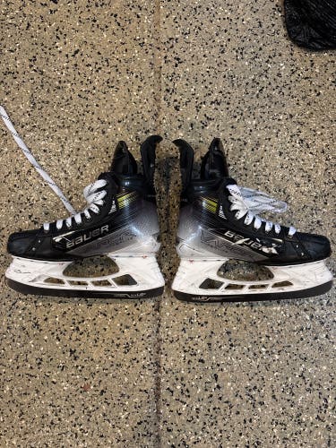 2023 Bauer Vapor Hyperlite 2 Hockey Skates Regular Width Pro Stock 7.5 (Used)