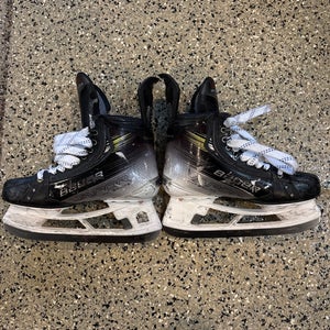 2023 Bauer Vapor Hyperlite 2 Hockey Skates 8 (Used)