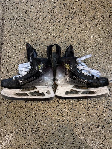 2023 Bauer Vapor Hyperlite 2 Hockey Skates 8 (Used)