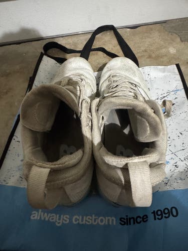 White Men's Size M 9.5 (W 10.5) Adult New Balance Freeze 4.0 Mid Top Molded Cleats (Used)