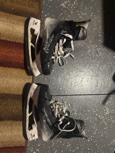 2023 Bauer Vapor Hyperlite 2 Hockey Skates Regular Width 6 (Used)
