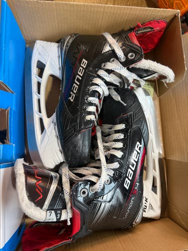 Black Bauer Vapor X 40 Hockey Skates 7 (Used)