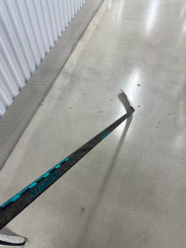 Intermediate Bauer Twitch Right Handed Hockey Stick P92 65 Flex (Used)