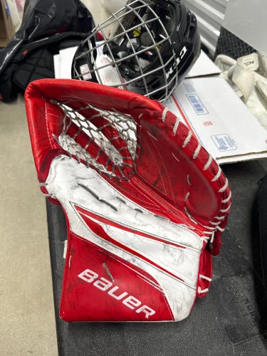 Bauer Vapor X5 Pro GOALIE GLOVE  Regular (Used)