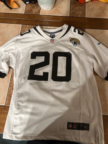 White Large Boys Nike Jersey (Used)