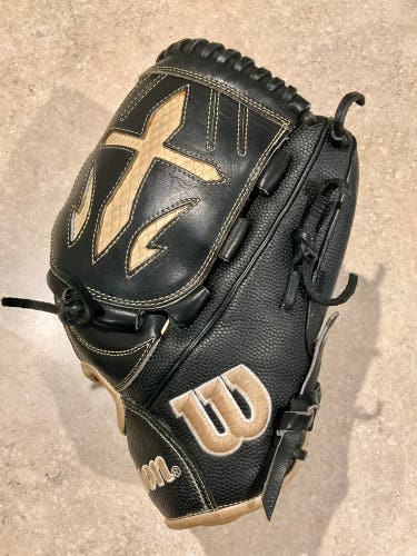 Wilson A2000 B23 RH Pitcher's Baseball Glove 12" (Used)