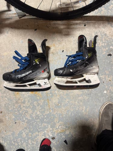 2023 Bauer Vapor Hyperlite 2 Hockey Skates 6.5 (Used)