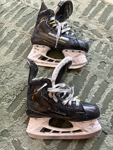 2022 Bauer Supreme M5 Pro Hockey Skates Regular Width Size 1.5 (Used)