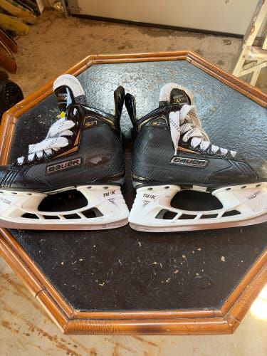 Black/Yellow 2018 Bauer Supreme S27 Hockey Skates Size 2 (Used)