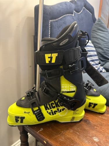 Mondo 27 & 27.5 Unisex Full Tilt Kicker Park Ski Boots Soft Flex (Used)