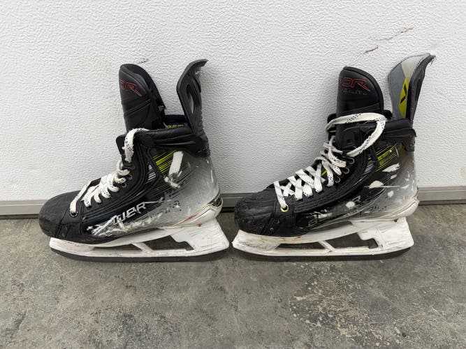 2023 Bauer Vapor Hyperlite 2 Hockey Skates Regular Width 6 (Used)