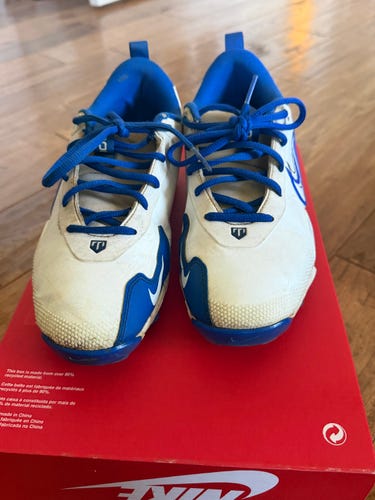 White Kid's 6Y (Big Kids / Youth) Youth Nike Low Top Molded Cleats (Used)