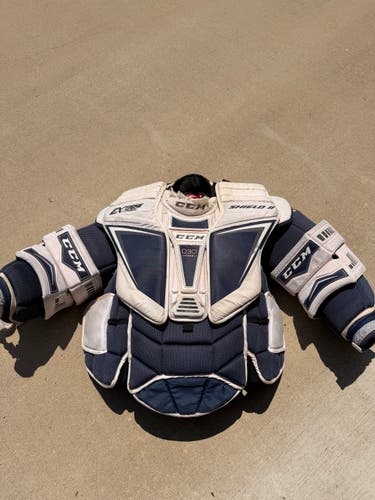 Medium 2018 CCM Extreme Flex II Shield Goalie Chest Protector (Used)