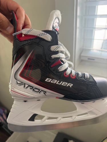 2025 Bauer Vapor Flylite Hockey Skates Regular Width Size 2 (New)