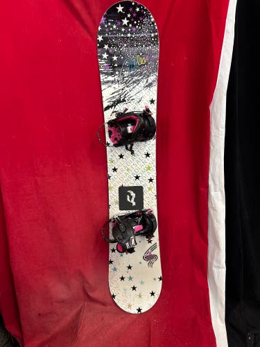 Salomon Radiant 148cm all mountain directional twin-tip snowboard, Ride LxH binding size small.