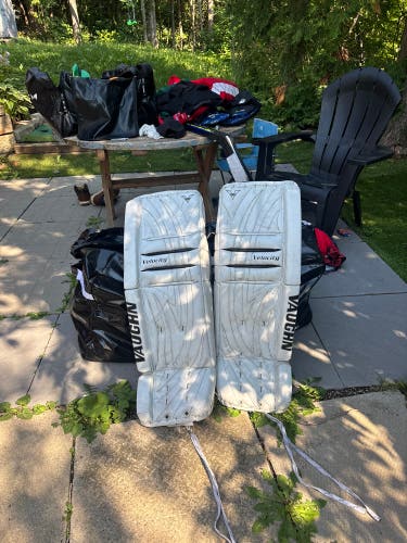 35" Vaughn Velocity V5 7800 Goalie Leg Pads (Used)