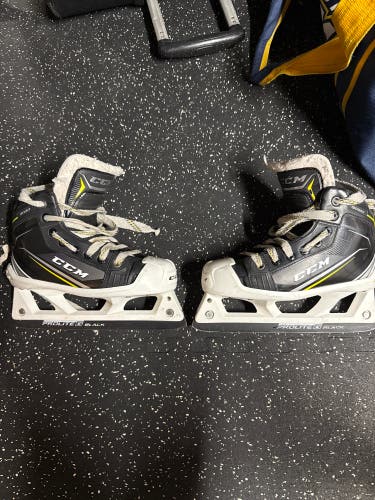 2018 CCM Tacks 9080 Hockey Goalie Skates Regular Width Size 2.5 (Used)