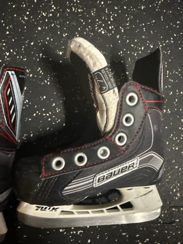 2017 Bauer Vapor X300 Hockey Skates Regular Width 7 (Used)