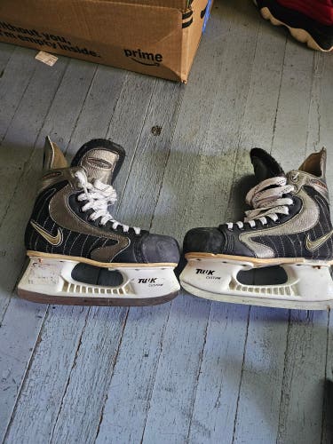 Black/Gray Nike Ignite 1 Hockey Skates Regular Width Size 3.5 (Used)