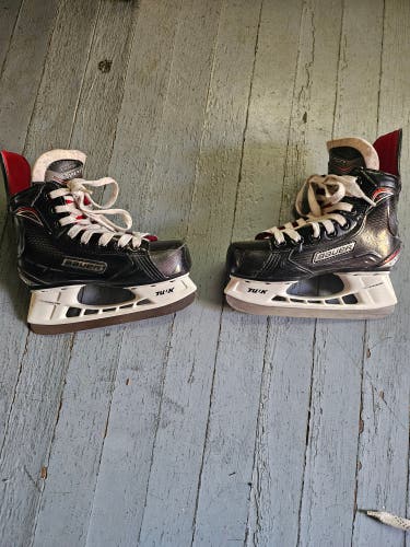 Black Bauer Vapor X500 Hockey Skates Regular Width 13.5 (Used)