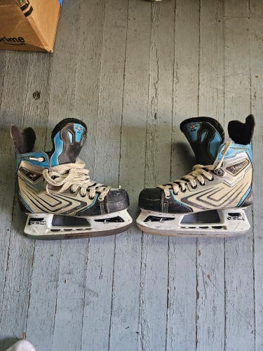 Black/Gray CCM Vector 3.0 Hockey Skates Regular Width Size 4 (Used)