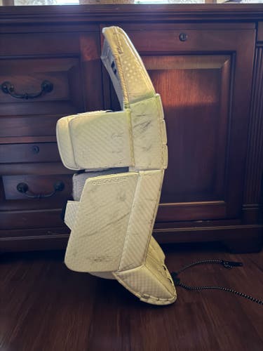 26" 2022 Vaughn Velocity V9 Goalie Leg Pads (Used)